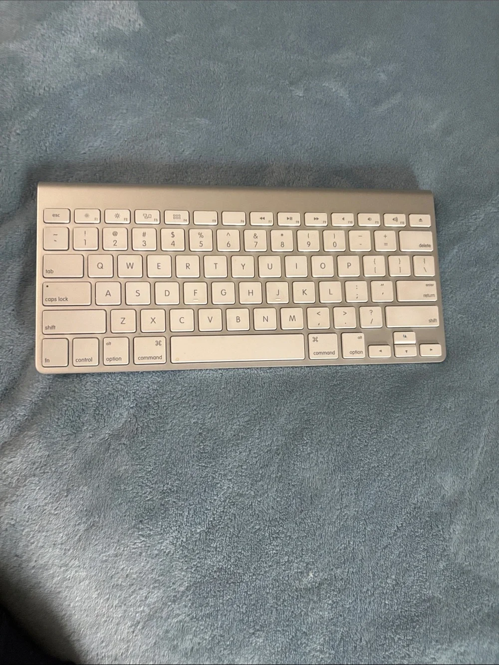 Apple White and Silver Bluetooth Wireless Keyboard – Compact Aluminum Design